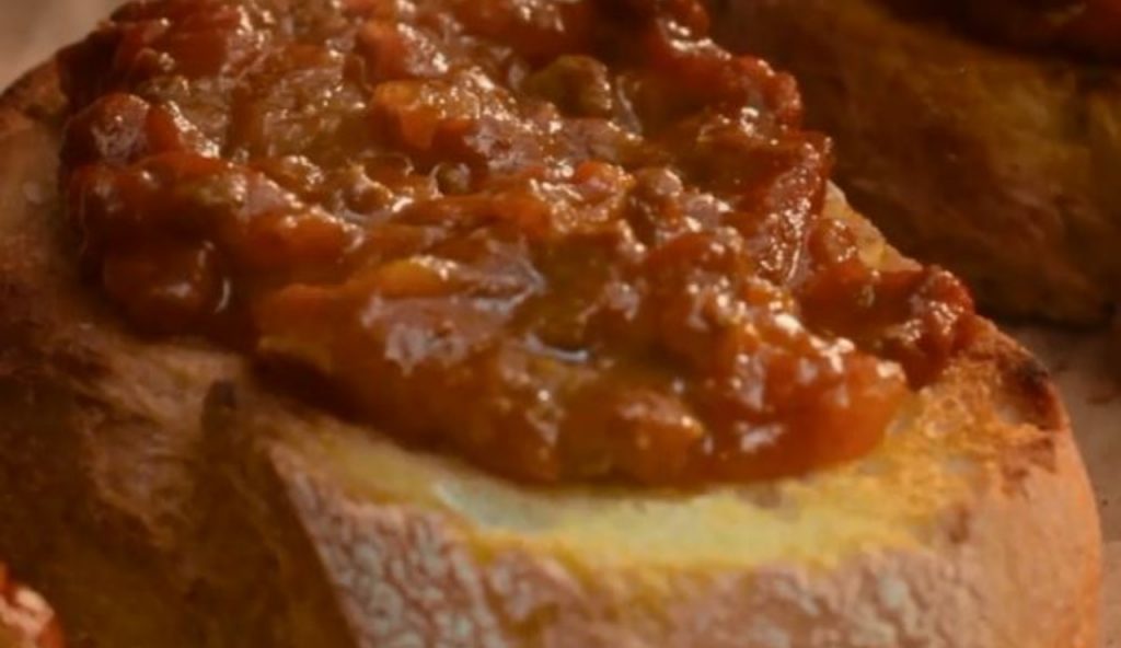 Pranzo di Natale con crostini al ragù di carne, uno sfizioso antipasto: non potrete più farne a meno