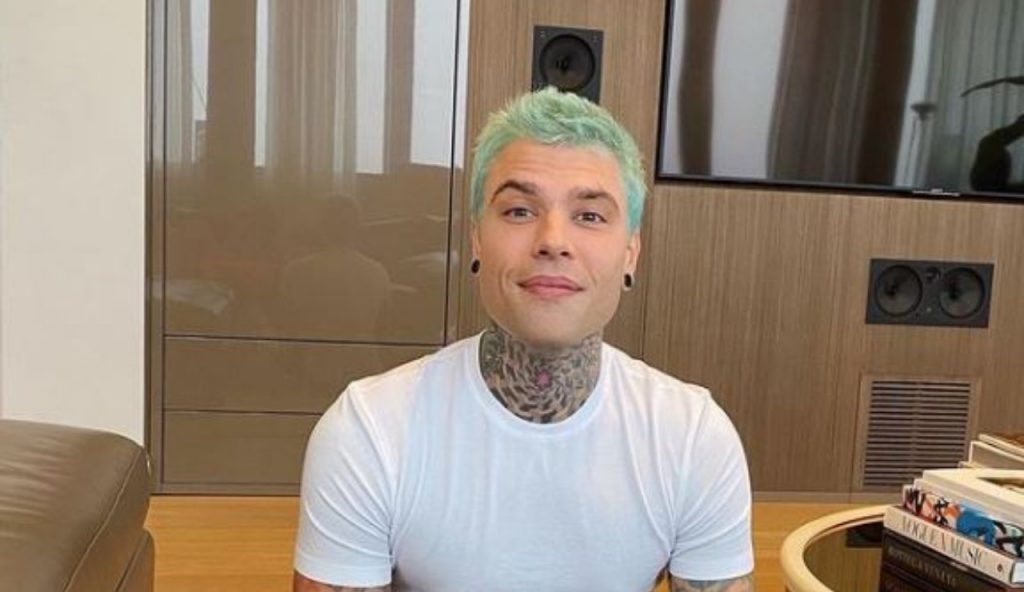 Fedez: spunta un inedito scatto del rapper di più di 15 anni fa, dove sono i tatuaggi?