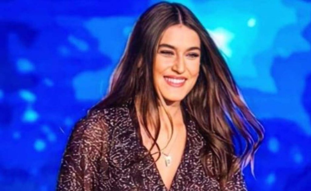 Gaia Gozzi sul palco di Sanremo con la canzone Cuore Amaro