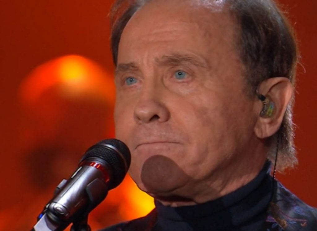 Roby Facchinetti non trattiene l’emozione: momento da brividi, mentre canta…