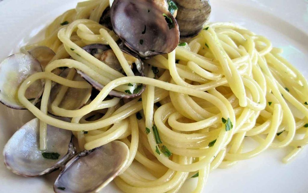 Spaghetti con le vongole con un ingrediente ‘speciale’: l’idea originale e squisita per la cena della Vigilia