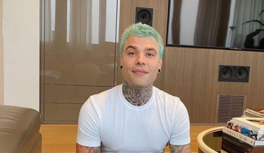 Fedez, ‘intimo’ pomeriggio in compagnia di una signora della TV: la reazione di Chiara?