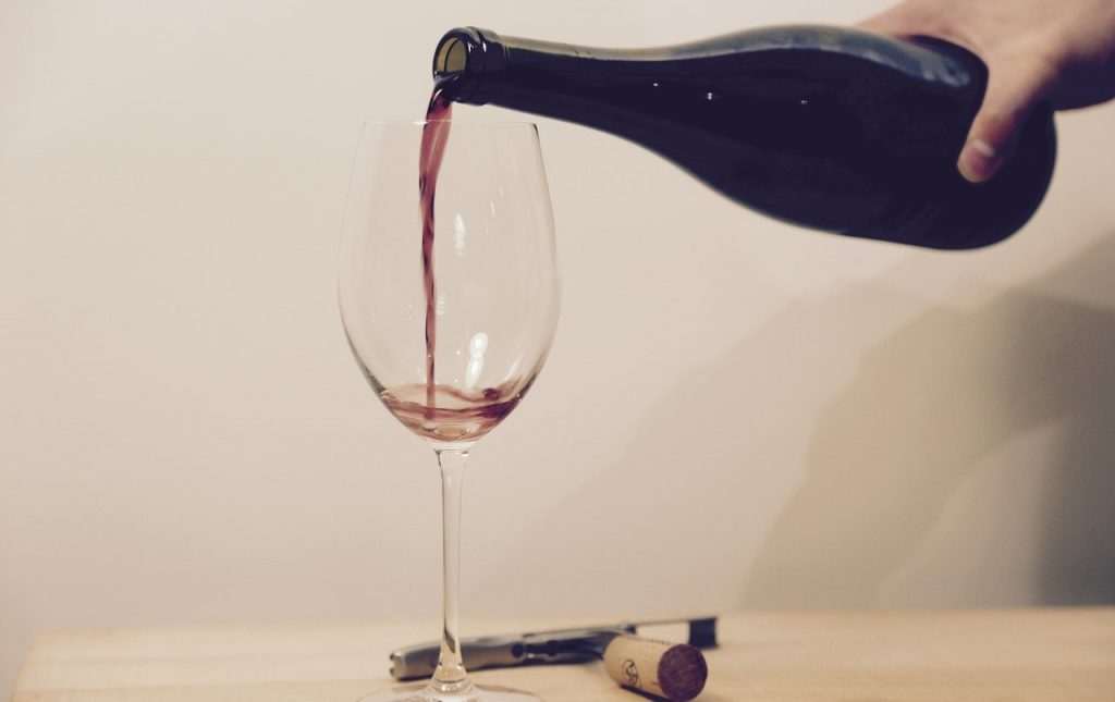 Come eliminare le macchie di vino in poche semplici mosse