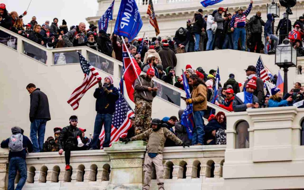 Stati Uniti, paura a Capitol Hill: irruzione dei fan di Donald Trump, spari e feriti