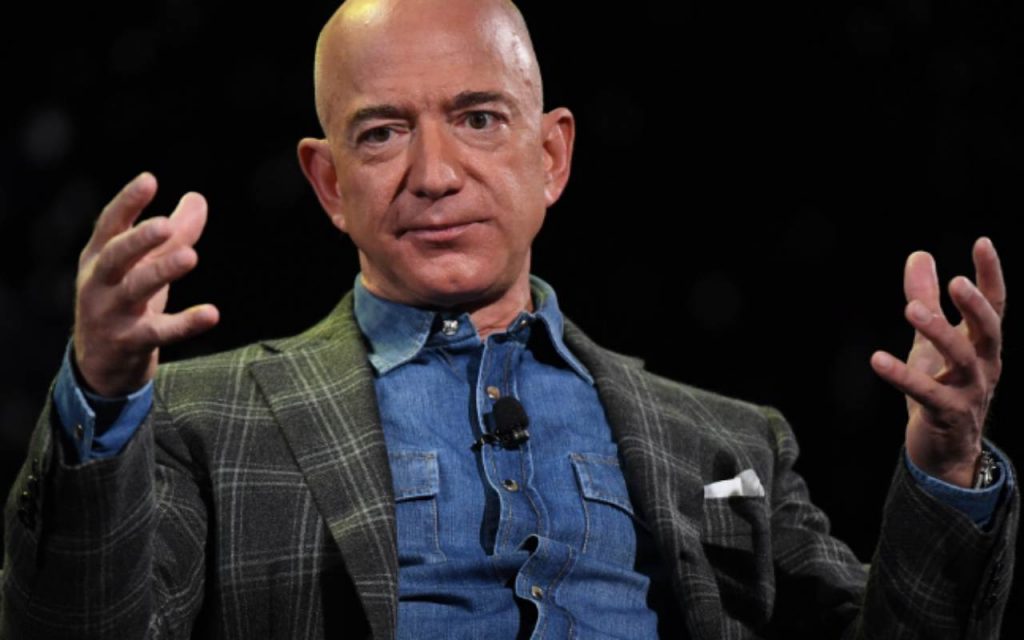 Jeff Bezos è stato ‘battuto’: chi è l’uomo più ricco del mondo?