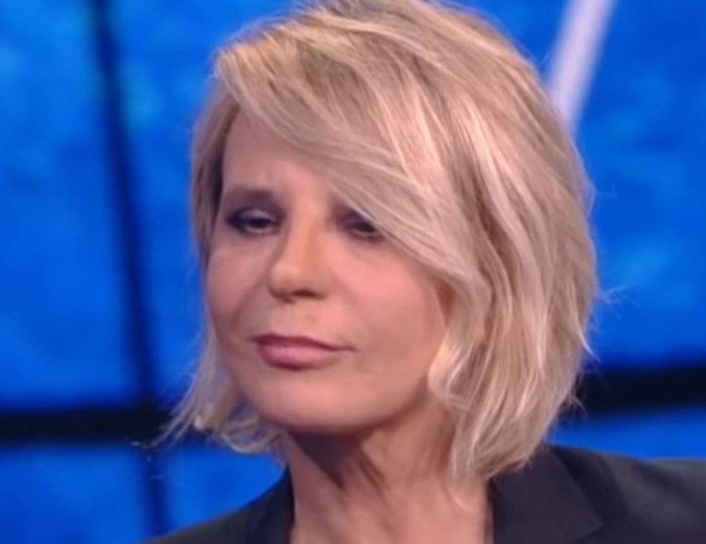 Maria De Filippi ha un buco in fronte: l’avete mai notato? Come se l’è fatto