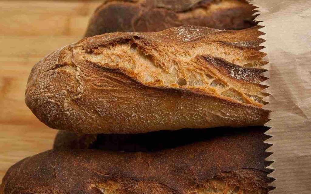 Pane secco, come riutilizzarlo: la ricetta deliziosa contro lo spreco pronta in 5 minuti