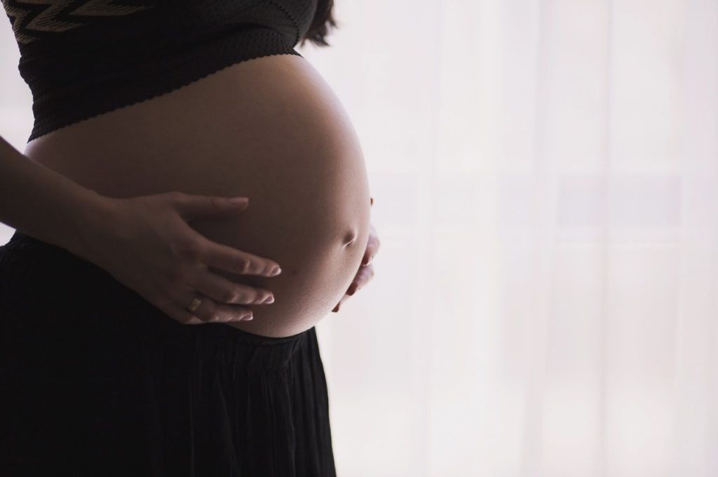 Covid-19, l’Oms sconsiglia il vaccino per le donne in gravidanza