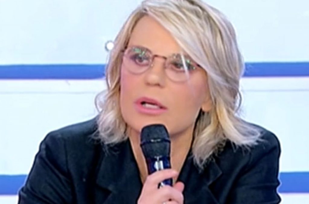 Maria De Filippi svela perchè nei suoi programmi è sempre seduta: “Ero terrorizzata”