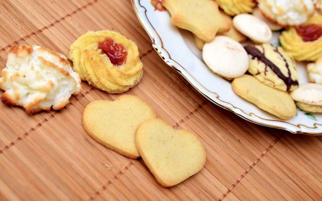 Come utilizzare gli avanzi dei biscotti: torta deliziosa pronta in un lampo!