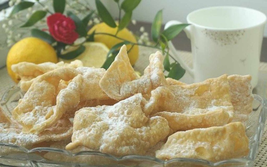 Chiacchiere di carnevale, versione light e deliziosa: impossibile resistere, una tira l’altra!