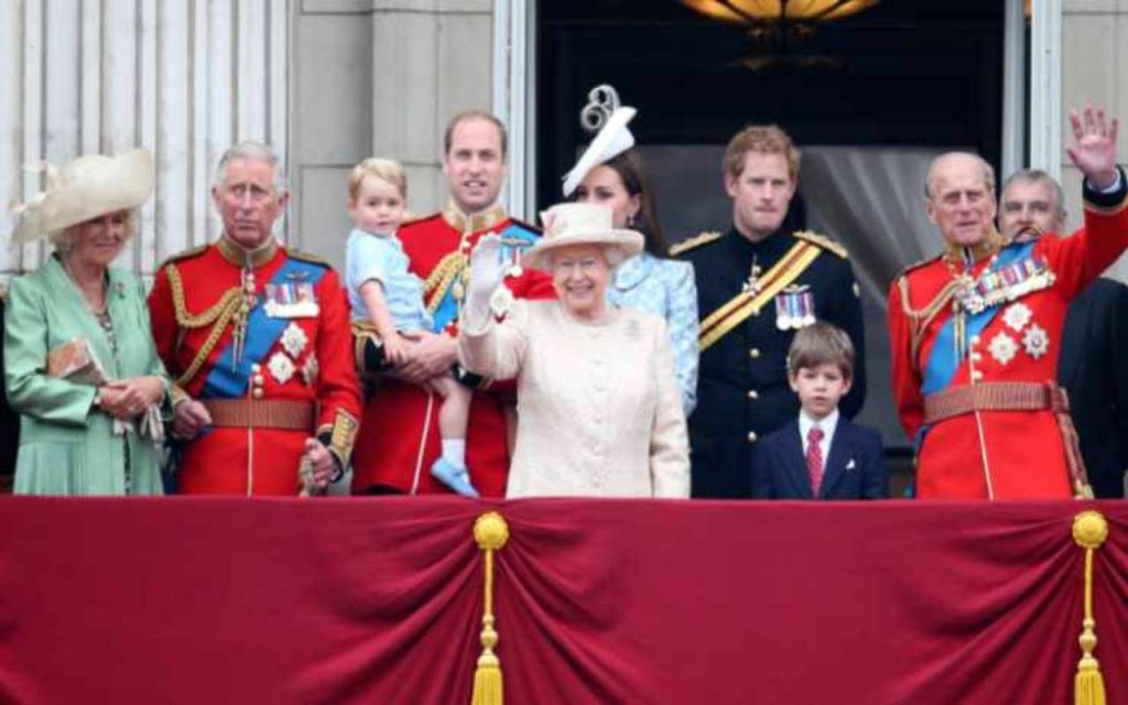 Trema la famiglia reale inglese: il Principe ricoverato, l’annuncio di Buckingham Palace