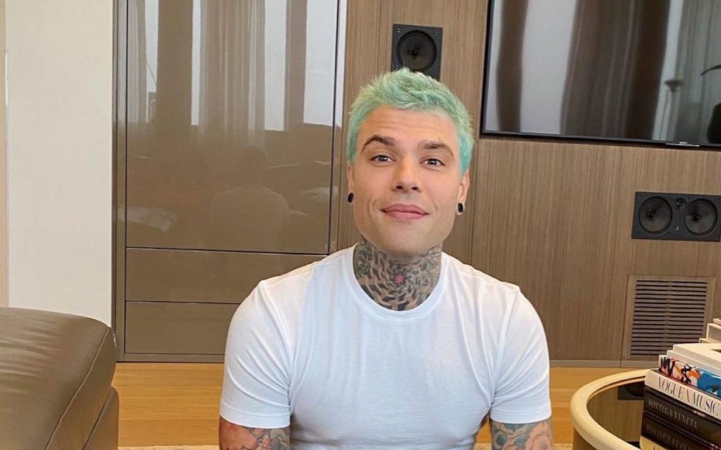 Fedez, svela il metodo per combattere l’ansia: “Mi fanno sudare meno le mani”