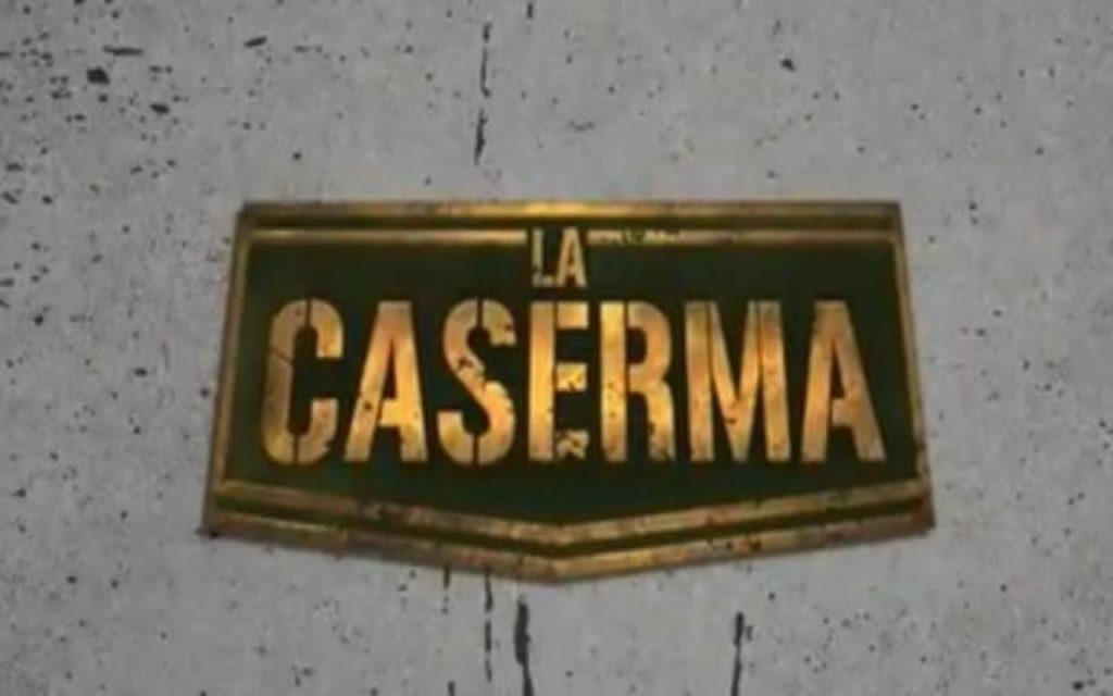 “La Caserma”, sapete di chi è la voce affascinante che accompagna il programma?