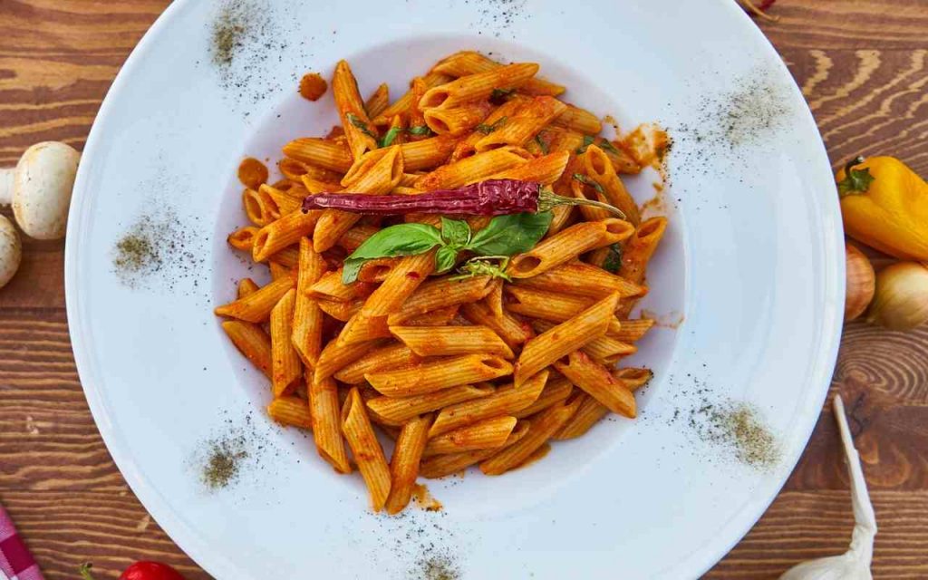 Non è la solita pasta al pomodoro: con questo ingrediente aggiunto sarà originale e gustosissima!