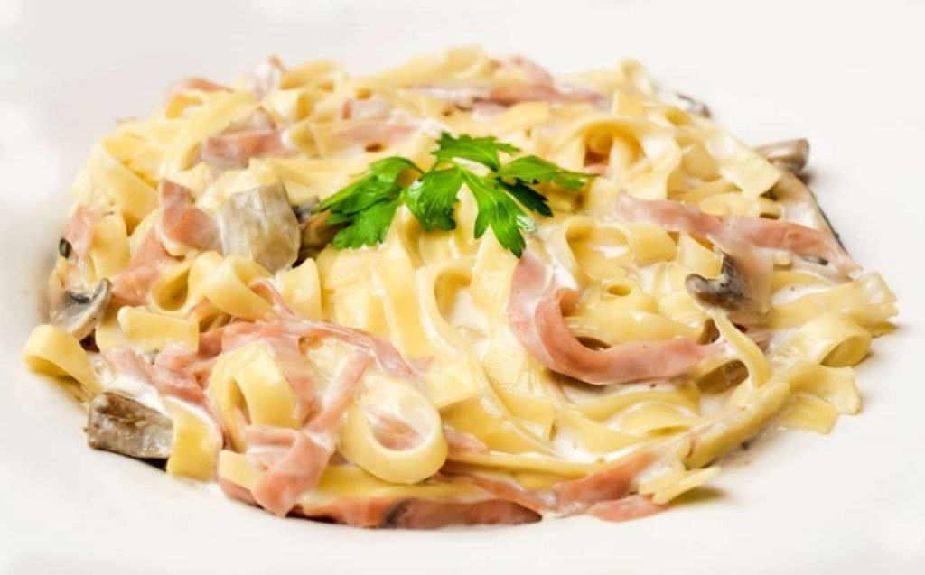 Il primo dal sapore eccezionale: tagliatelle con crema di funghi e un ingrediente “speciale”, irresistibili!