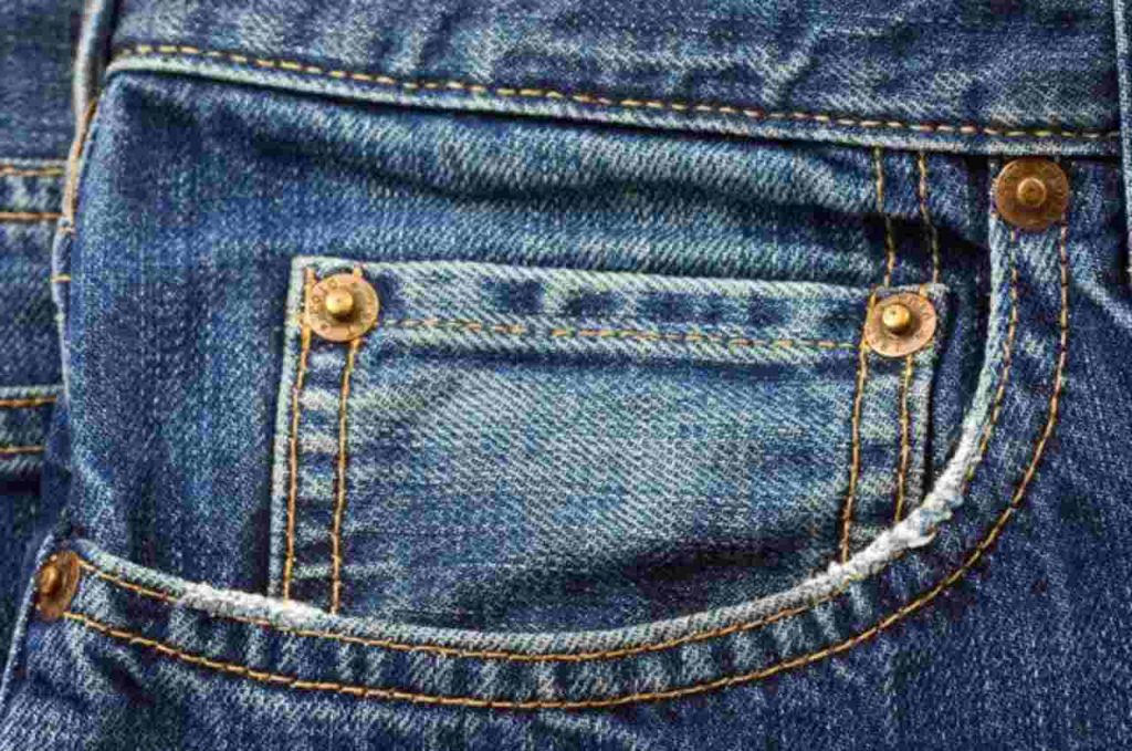 Perchè ci sono quei bottoni sulle tasche dei jeans? Il motivo vi sconvolgerà