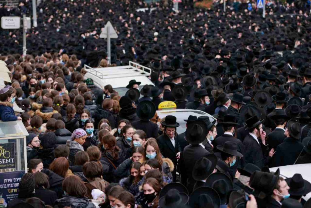 Gerusalemme, 10mila persone in strada per le esequie del rabino morto per Covid a 99 anni