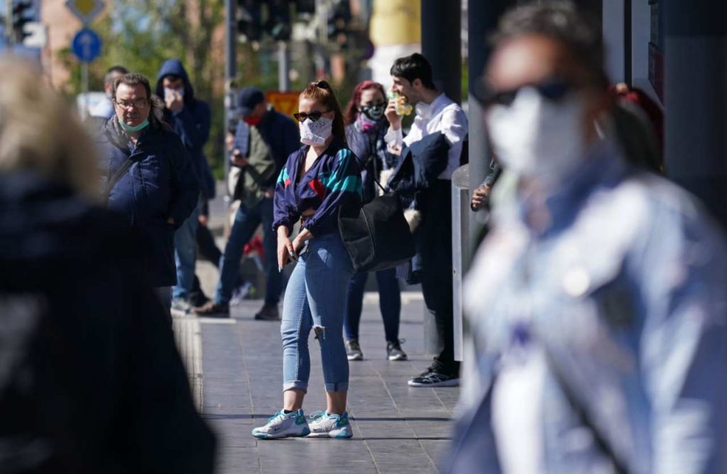 Chi sono i ‘resistenti’ del Covid: la Scienza spiega perché alcune persone non contraggono il virus