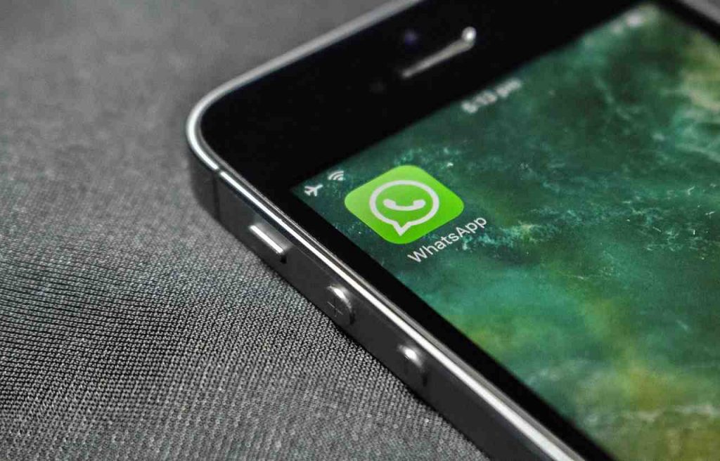 WhatsApp, perché consumiamo subito i giga: cosa fare per evitare che accada