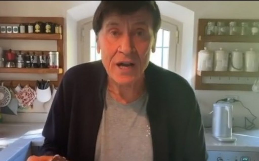 Gianni Morandi ricoverato d’urgenza: incidente mentre era in campagna