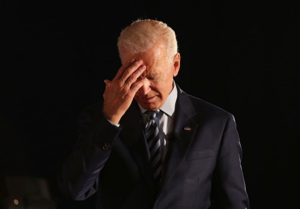 Usa, il presidente Joe Biden deve salutare i suoi cani: spiacevole episodio