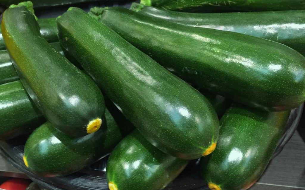 Zucchine ripiene senza carne, non le avete mai fatte così: la ricetta ‘svuotafrigo’ che vi conquisterà!