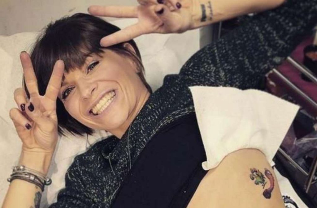 Alessandra Amoroso, avete mai notato il suo tatuaggio: significato e a chi è dedicato