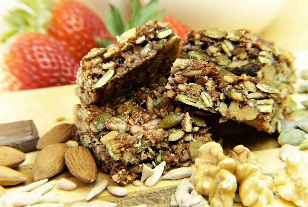 Barrette ai cereali fai da te: la ricetta facile e veloce per uno spuntino con poche calorie