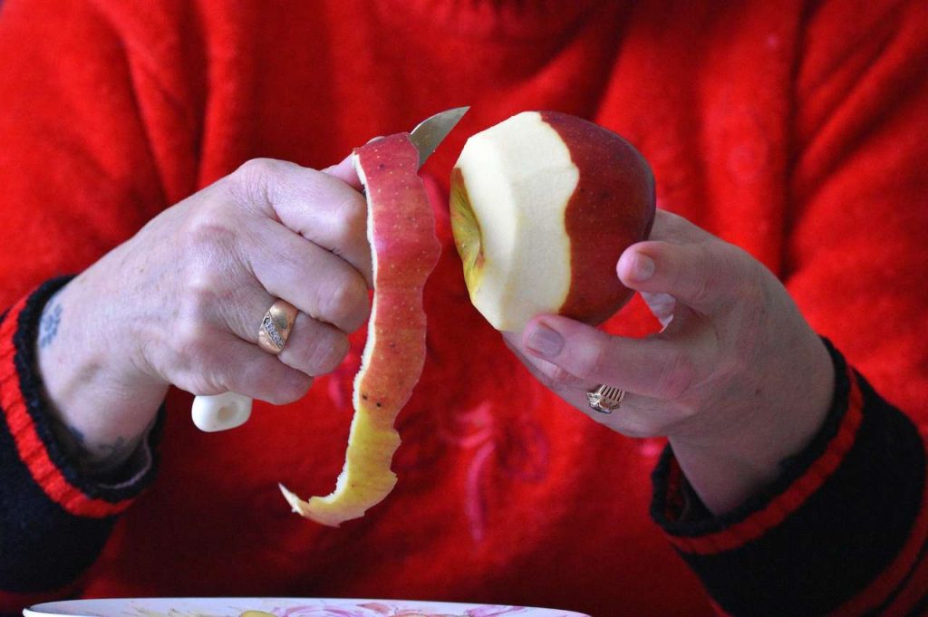 Come riutilizzare la buccia della frutta in cucina: il modo facile e veloce