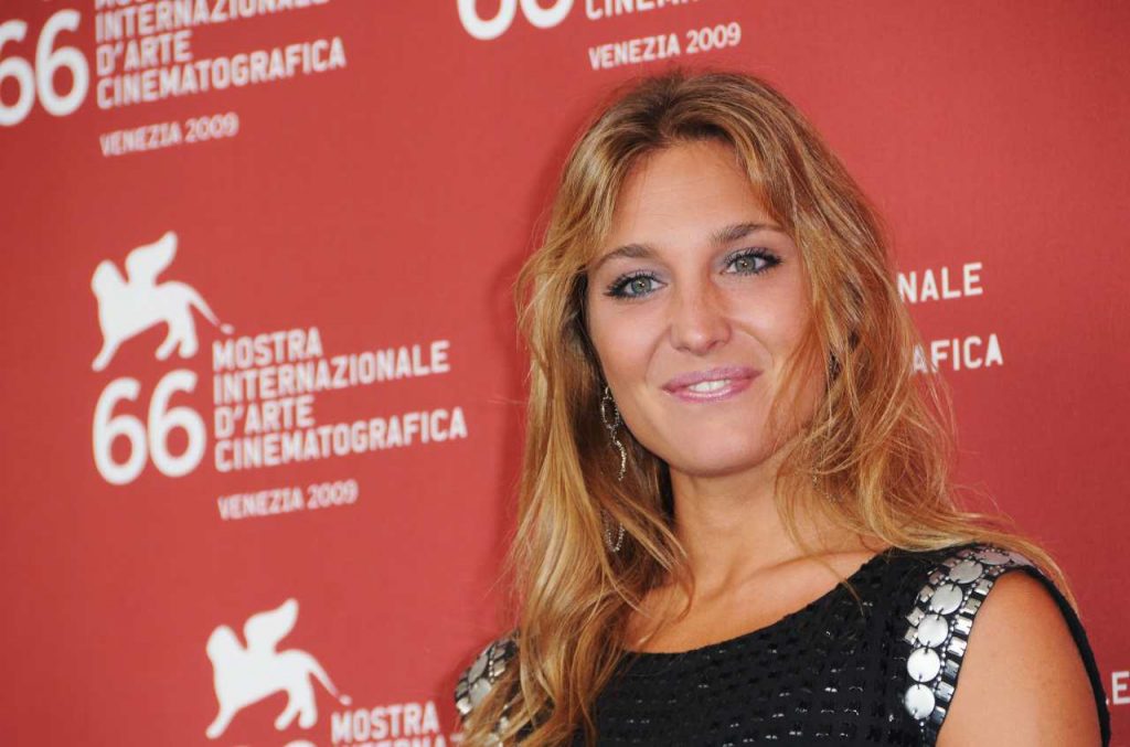 Lucilla Agosti “al mare”: la foto del passato incuriosisce i fan