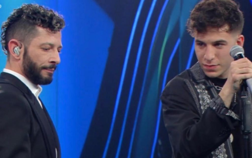 Sanremo 2021, problemi tecnici sul palco: Amadeus ferma l’esibizione