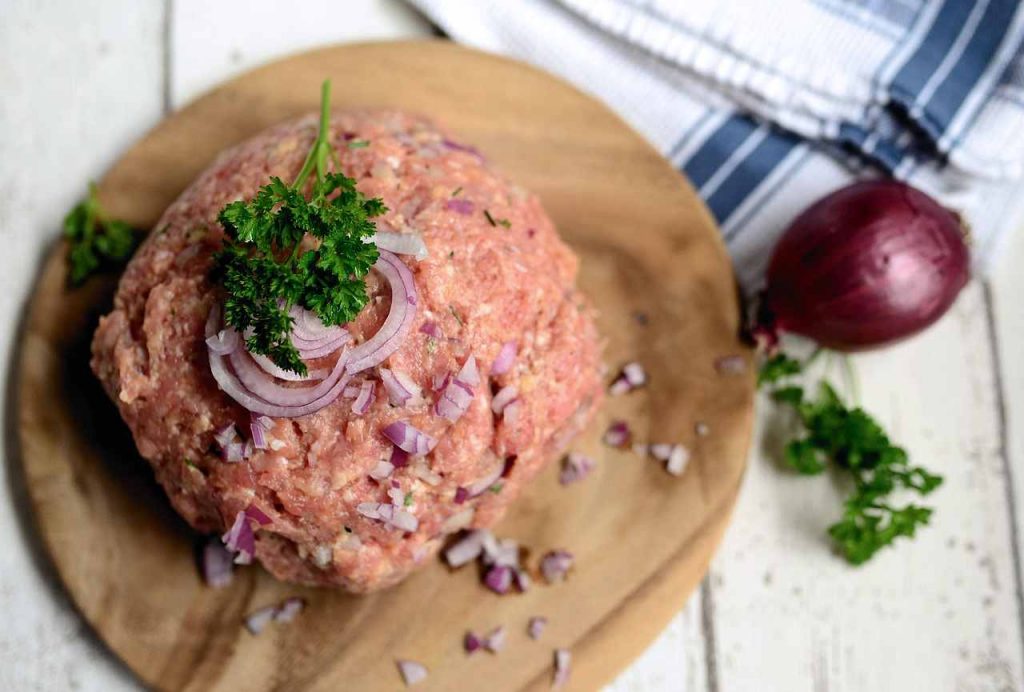 Non il solito sformato: schiacciate così la carne macinata e mettete tutto nel forno