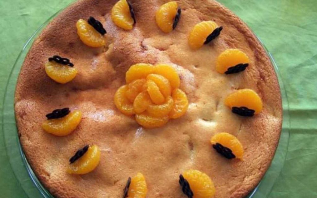 Torta al mandarino, dessert gustoso e soffice: come cucinarla in versione ‘light’