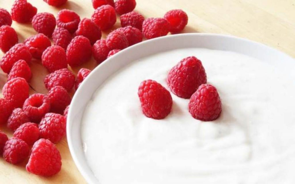 Yogurt scaduto, non gettatelo via: come riutilizzarlo al meglio senza inutili sprechi