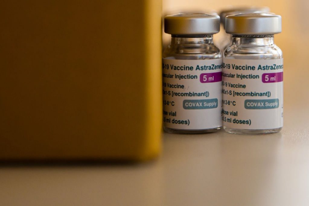 Covid, firmata la nuova ordinanza: le priorità per i vaccini, i dettagli