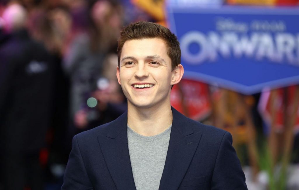 Tom Holland, l’attore di Spider-Man confessa: “Ho rubato sul set”