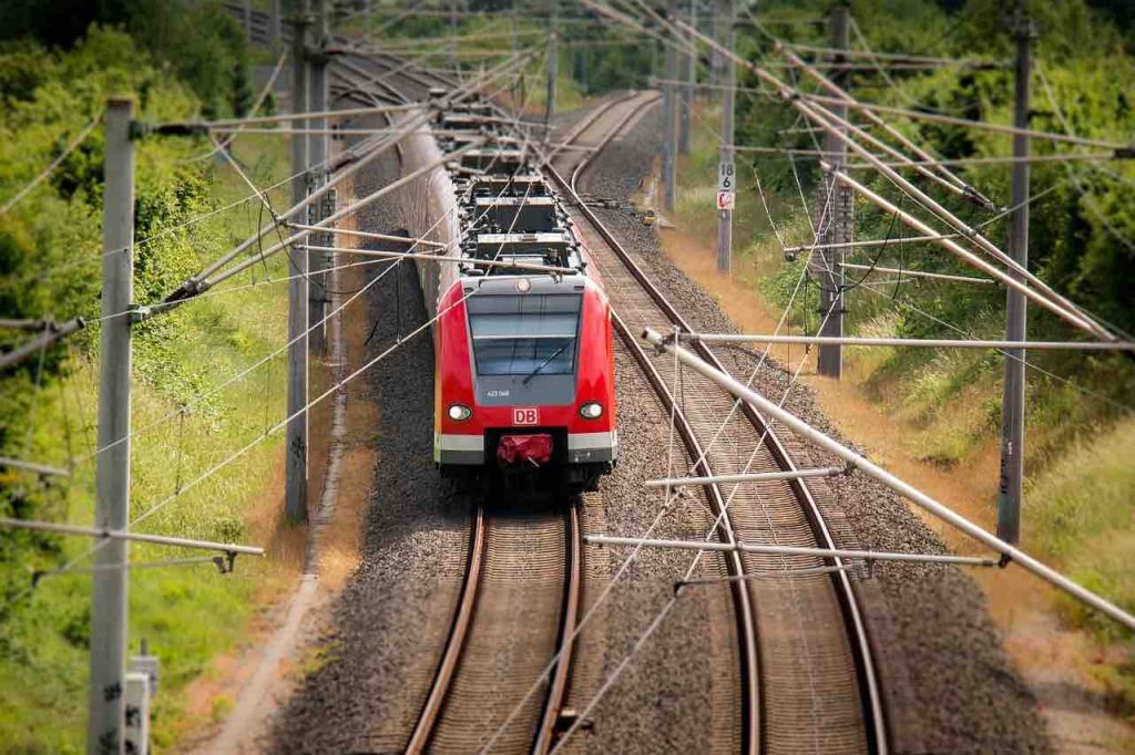 Incidente ferroviario, paura sul treno: passeggeri evacuati, cosa è successo