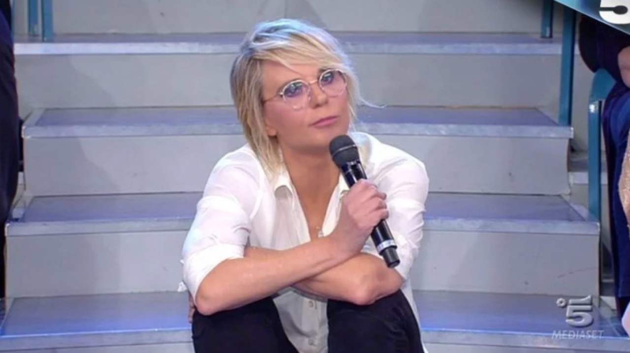 Perché Maria De Filippi si siede sugli scalini?