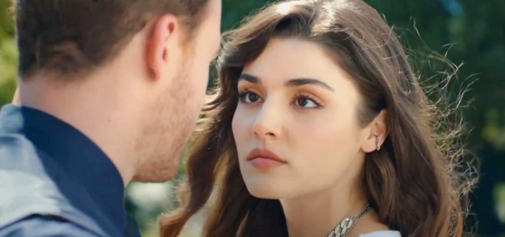 Love is in the air, l’attrice Hande Erçel lascia tutti senza parole