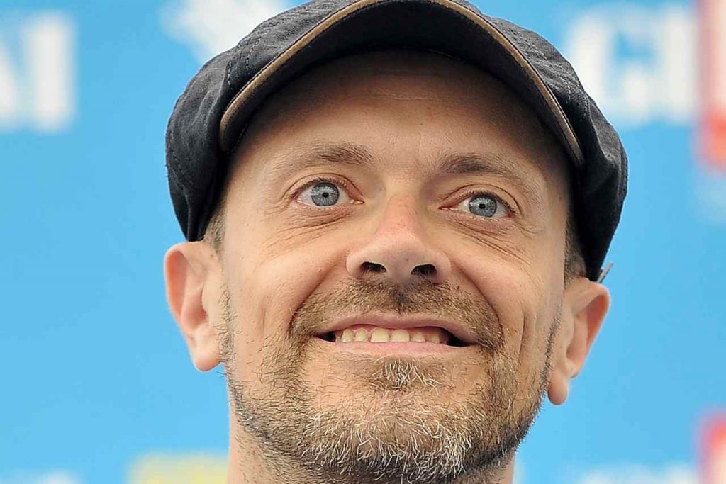 Max Pezzali, il racconto dell’adolescenza: “Mi perseguita ancora oggi”