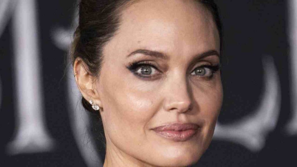 Angelina Jolie: ci va proprio pazza | Per molti è disgustoso