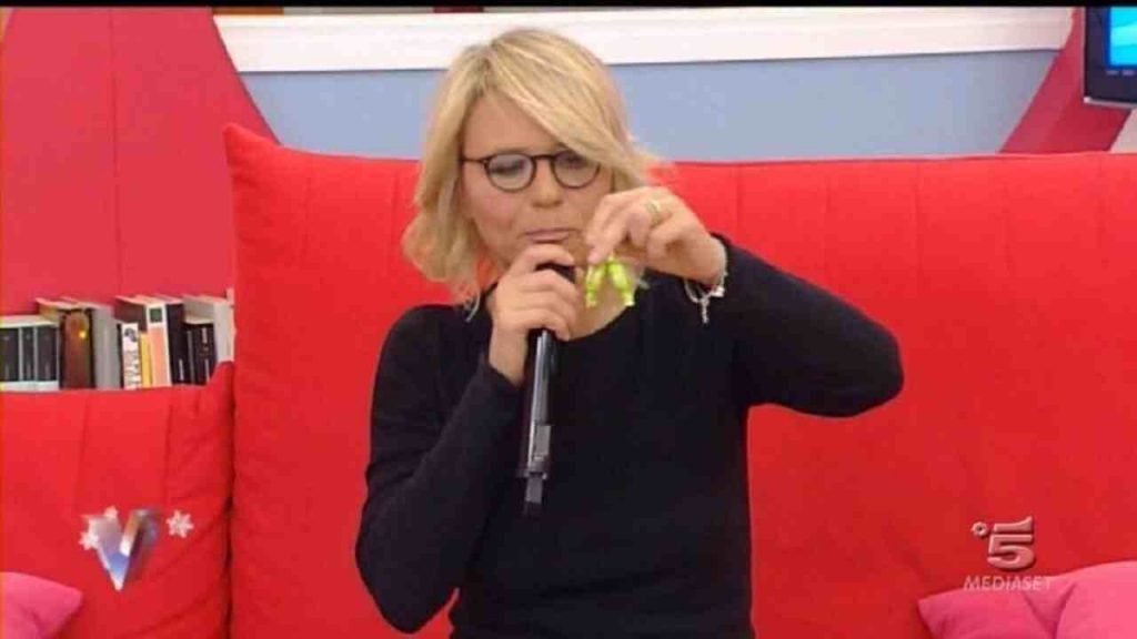 Maria De Filippi, svelato il perché mangia sempre le caramelle: che assurdità!