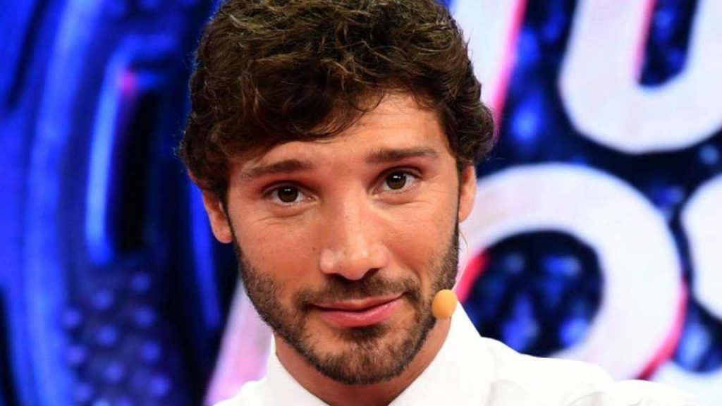 Stefano De Martino, gli piace farlo con il limone: che stranezza!