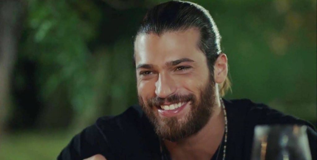 Can Yaman, l’avete mai visto senza barba? Probabilmente non lo riconoscerete