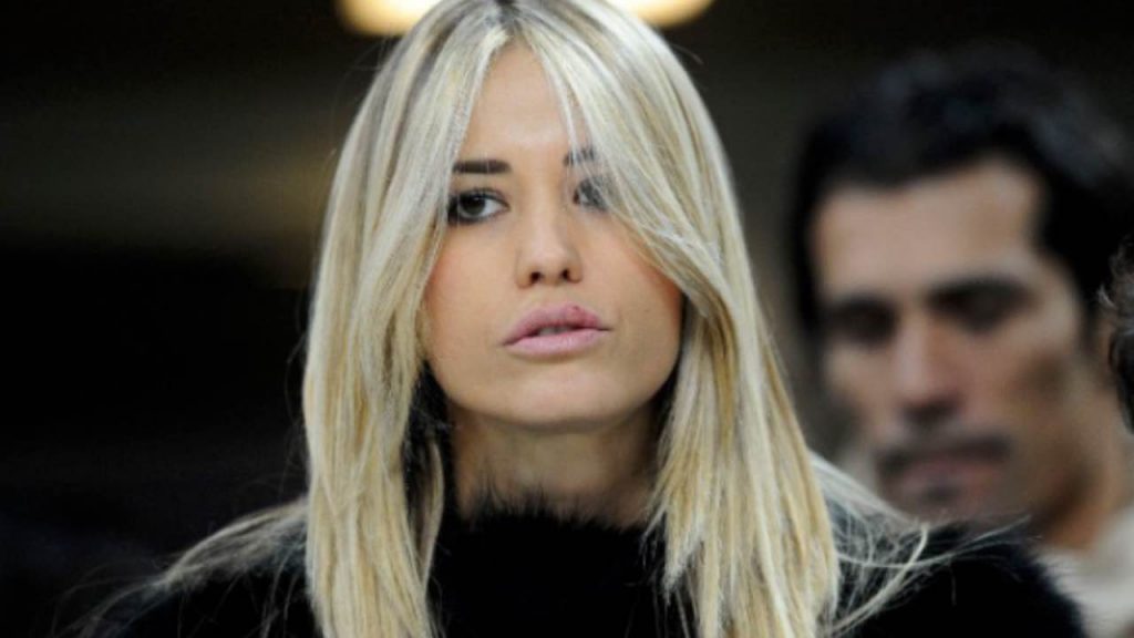 “Attiviamoci per identificare questa pazza” | Il web si schiera con Elena Santarelli