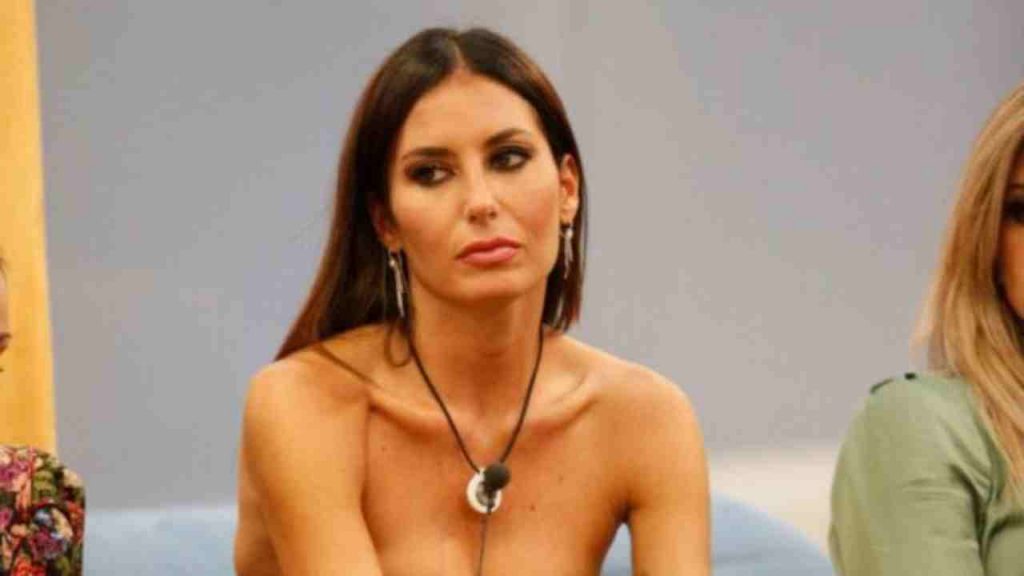 Elisabetta Gregoraci, tutta la sua roba dentro a degli scatoloni: “mi sento un pò sottosopra”