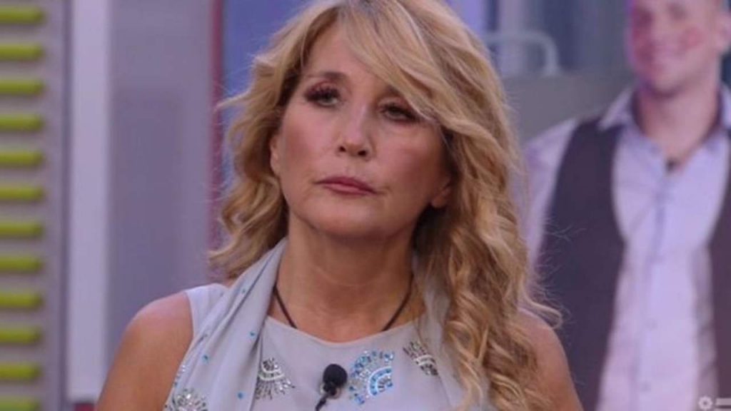 Jo Squillo pugnalata alle spalle: due concorrenti la fanno ‘sporca’