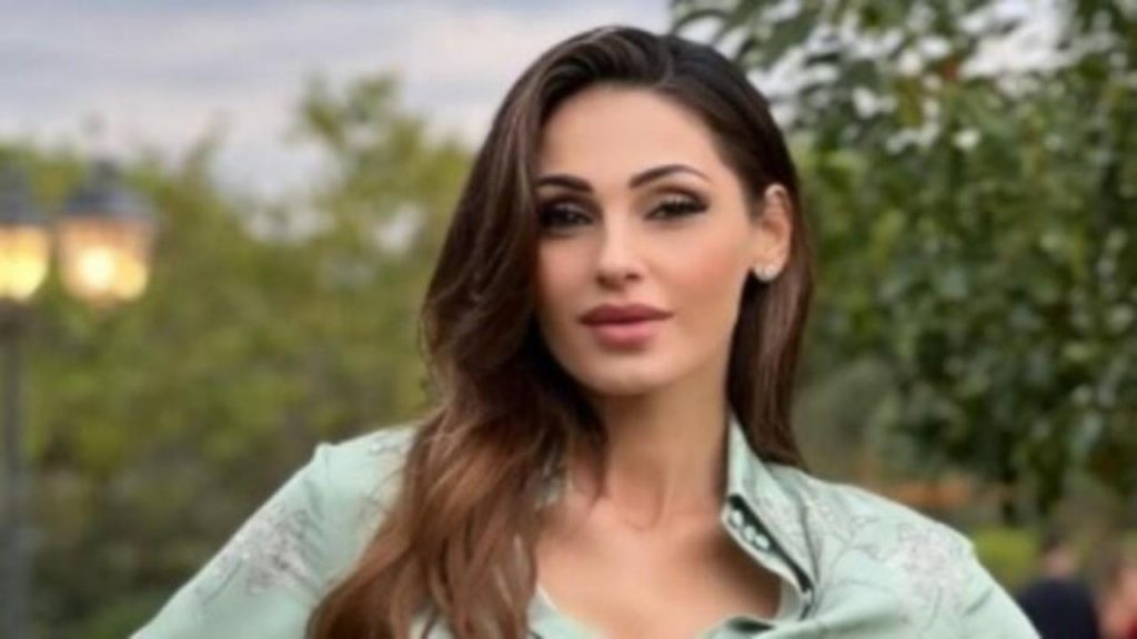 Anna Tatangelo ci dà un taglio: look completamente sconvolto