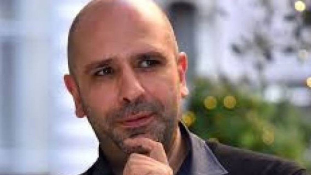 Checco Zalone, tutto muscoli e con tantissimi capelli | Spunta il raro scatto